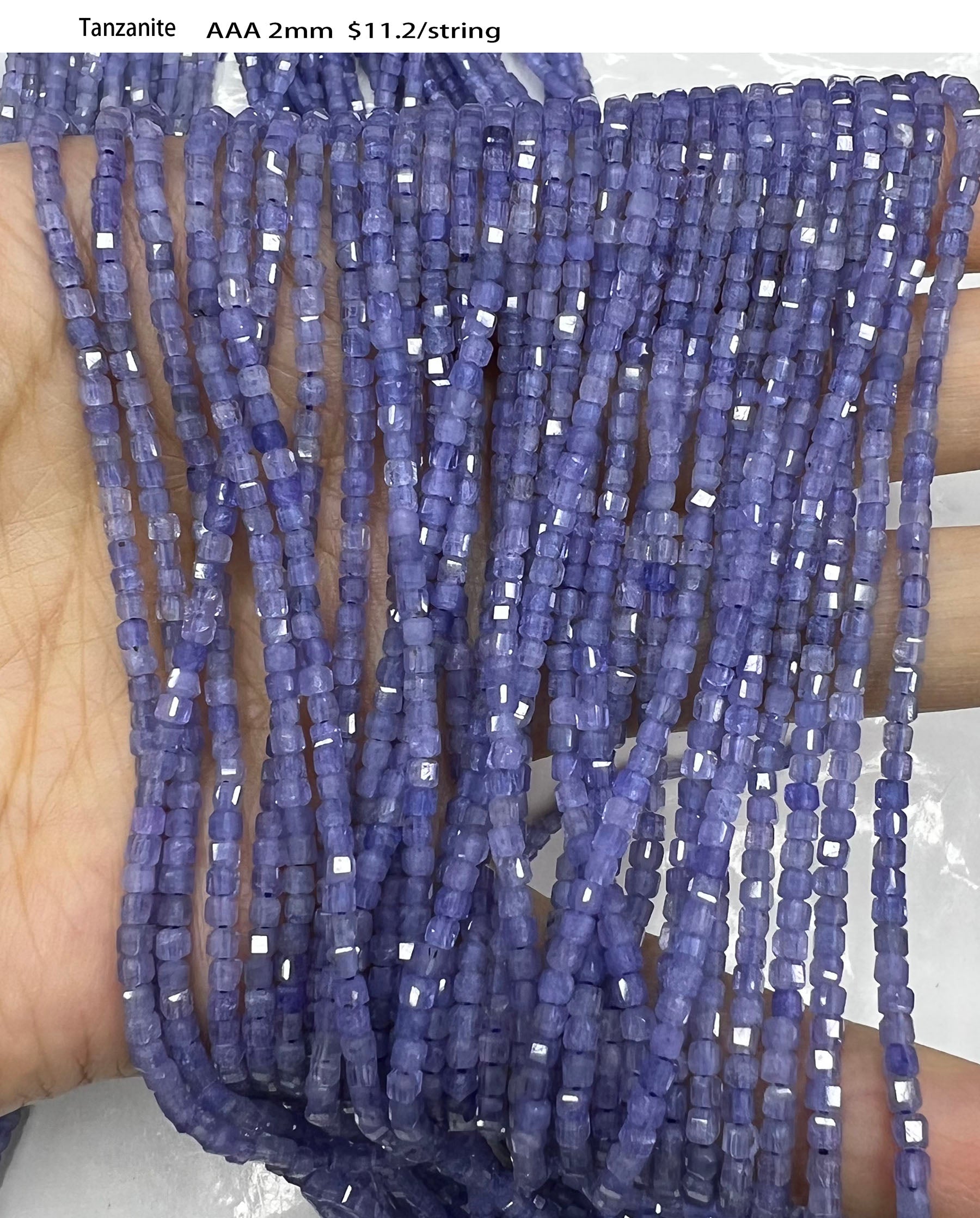 Simpatico cubo sfaccettato di pietre naturali